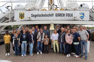 Unter den Helfern des Gorch-Fock-Laufs 2025 wurde ein Besuch des namensgebenden Segelschulschiffes Gorch-Fock verlost