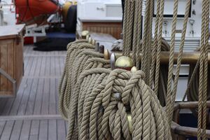 Nahaufnahme von Segelleinen auf dem Segelschulschiff Gorch-Fock