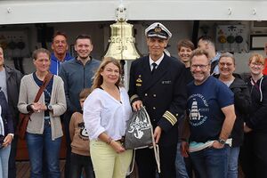 Vereinsvorsitzende Inga Bernsau und der Fregattenkapitän Elmar Bornkessel auf dem Segelschulschiff Gorch-Fock